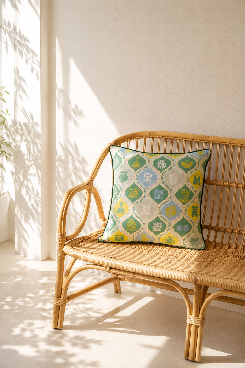 ALS cushion cover in green with nature-inspired print and contrast piping, 50x50cm — Mopti Living