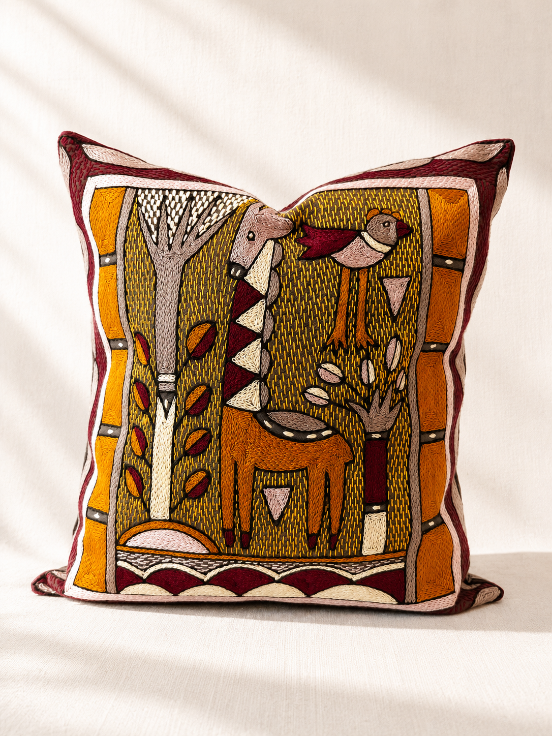 Hand-embroidered cushion cover with brown giraffe motif, acrylic yarn on cotton — Mopti Living