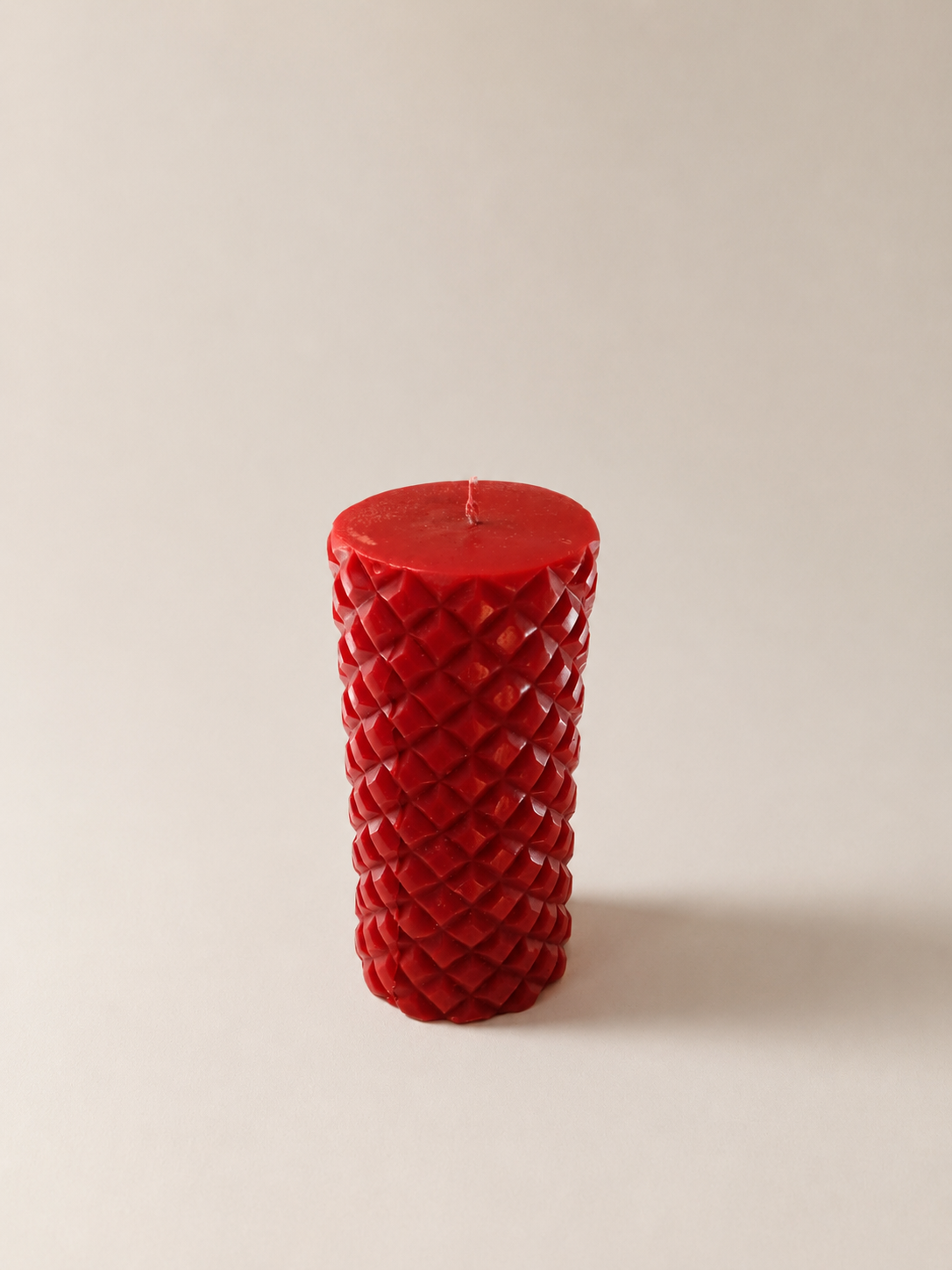 Mayan pillar candle in Burgundy – carved diamond pattern, hand-poured and unscented | Mopti Living