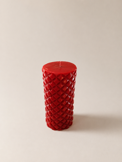 Mayan pillar candle in Burgundy – carved diamond pattern, hand-poured and unscented | Mopti Living