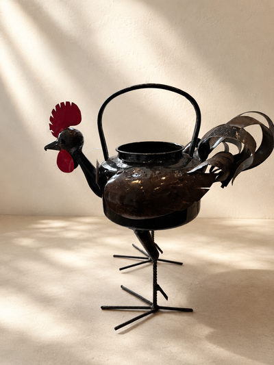 Metallic rooster-shaped teapot on a neutral background - Mopti Living