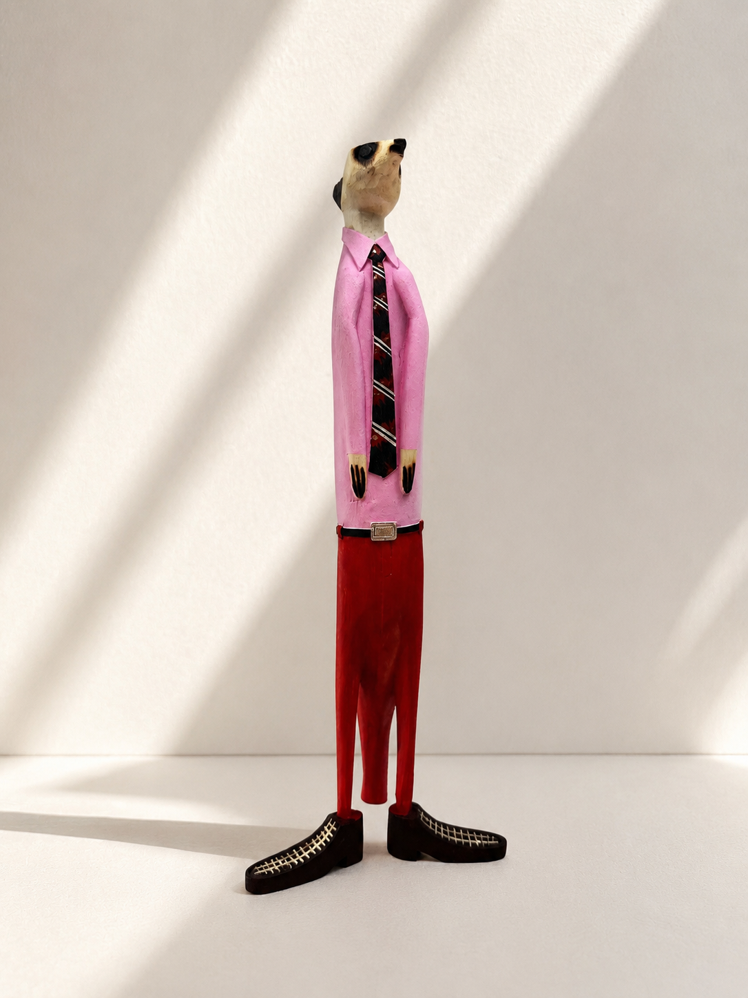 Hand-painted wooden meerkat figurine in pink and red suit — Mopti Living
