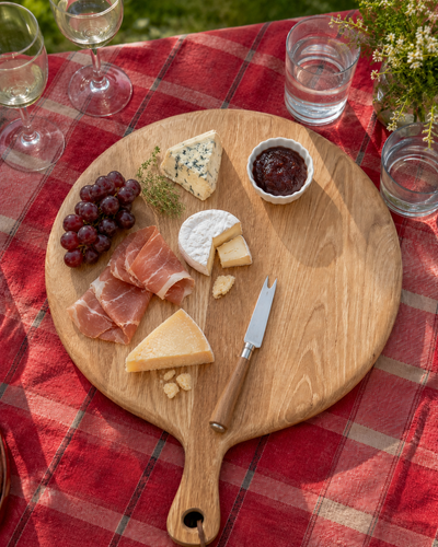 Round wooden cheese board with handle, D48cm — handmade grazing board for entertaining | Mopti Living